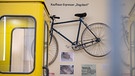 Eine Telefonzelle und Ausstellungsstücke wie das Fahrrad von Kaufhaus-Erpresser Dagobert sind in der Polizeihistorischen Sammlung der Polizei Berlin zu sehen. | Bild: dpa-Bildfunk/Sebastian Gollnow