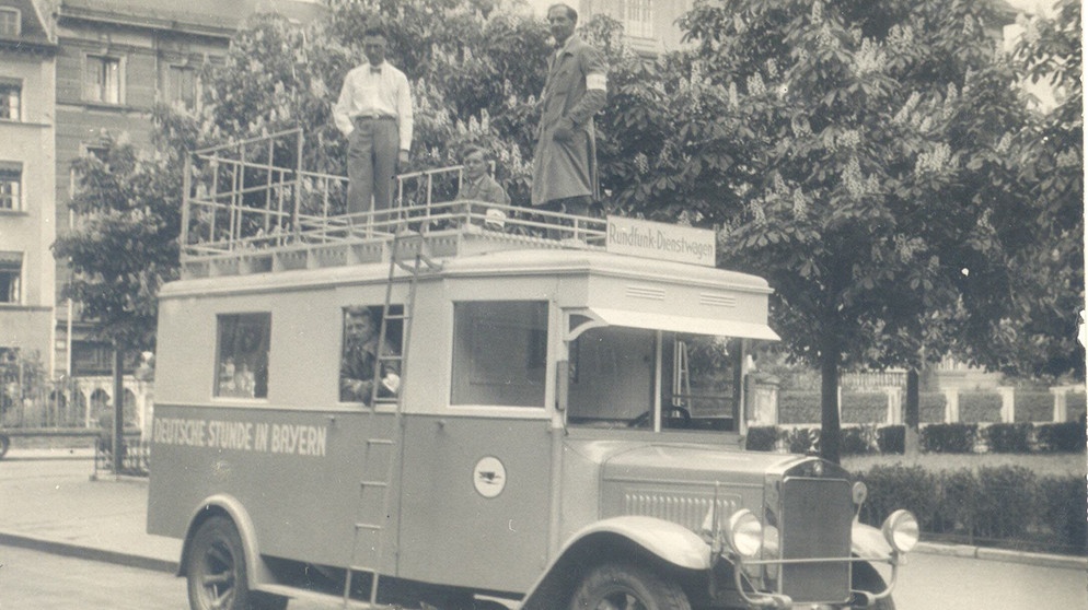 Der erste Übertragungswagen vor dem Funkhaus, auf dem Dach Otto Freundorfer (links) und Karl Rotthaler, 1925 | Bild: BR, Historisches Archiv, Willy Walcher